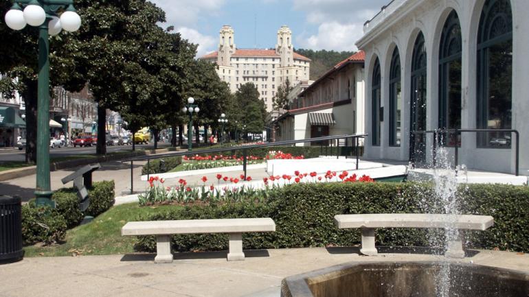 浴場街和八個歷史悠久的浴場是國家歷史地標。