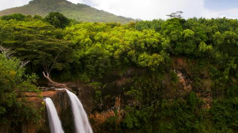 장엄한 절벽 위로 쏟아지는 폭포