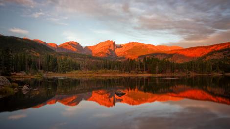 El reflejo de las montañas en el Lago Sprague, pintoresco y repleto de peces
