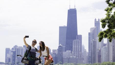 Un lugar ideal para tomarse una selfi con el horizonte de la ciudad de Chicago Un lugar ideal para tomarse una selfi con el horizonte de la ciudad de Chicago