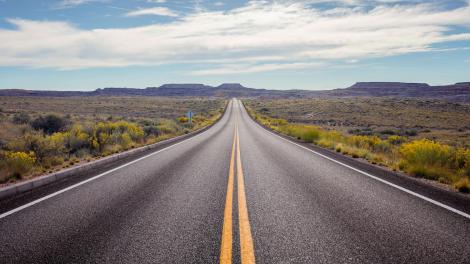 Viajando por la Ruta 66 través del Petrified Forest National Park en el noreste de Arizona