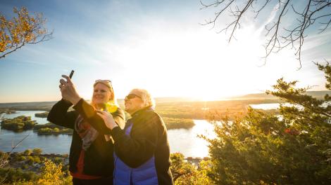 Tomándose una selfi con el Mississippi River como telón de fondo en Buena Vista Park, Alma Tomándose una selfi con el Mississippi River como telón de fondo en Buena Vista Park, Alma