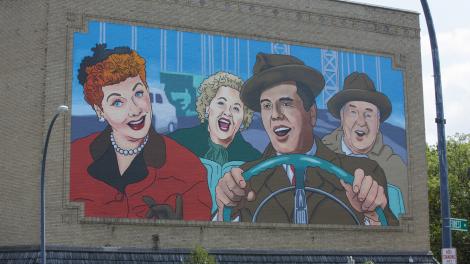 Un mural dedicado a Lucille Ball y Desi Arnaz cerca del museo que rinde honores a su trabajo en Jamestown, Nueva York