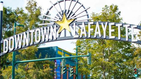 Las coloridas calles del centro de Lafayette, Luisiana