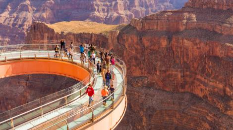 Des visiteurs admirent les paysages à couper le souffle depuis la plateforme en verre Grand Canyon Skywalk