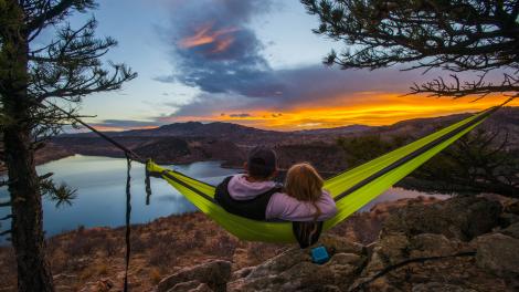 Contemplando un colorido atardecer desde una hamaca con vista al Horsetooth Reservoir
