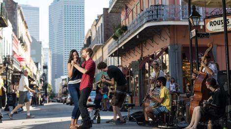 Bailes acompañados de música en vivo en las calles de Nueva Orleans, Luisiana Bailes acompañados de música en vivo en las calles de Nueva Orleans, Luisiana