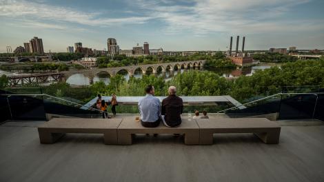 Apreciando las vistas del Mississippi River desde el Guthrie Theatre en Mineápolis, Minnesota Apreciando las vistas del Mississippi River desde el Guthrie Theatre en Mineápolis, Minnesota