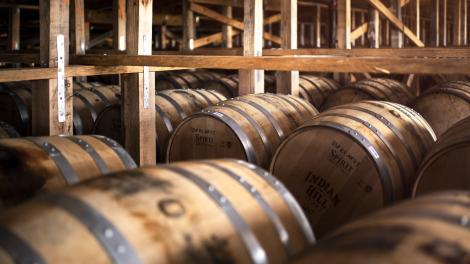 Un depósito lleno de barriles de burbon en Bardstown Bourbon Company en Bardstown, Kentucky