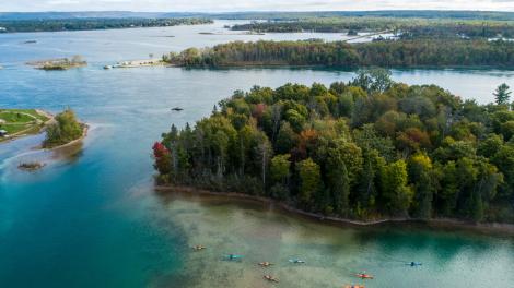 Paseando en kayak por el Rotary Island Park, cerca de Sault Ste. Marie, Michigan