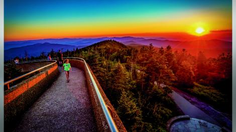 Una colorida puesta de sol sobre Clingman's Dome en el Great Smoky Mountains National Park cerca de Gatlinburg Una colorida puesta de sol sobre Clingman's Dome en el Great Smoky Mountains National Park cerca de Gatlinburg