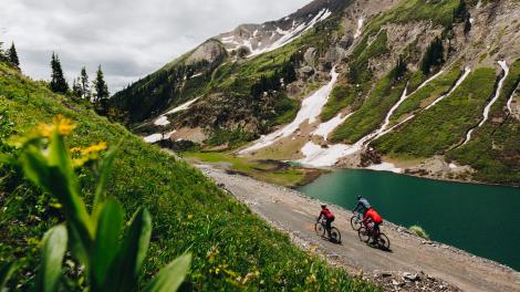 Ciclismo en grava cerca del Emerald Lake en Crested Butte, Colorado