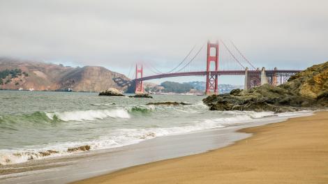Vistas da Golden Gate Bridge de Baker Beach em San Francisco, Califórnia