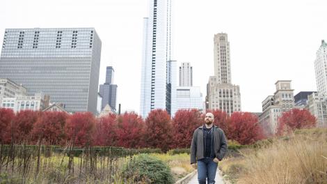 El músico de blues Mike Ledbetter explorando el Grant Park en Chicago, Illinois El músico de blues Mike Ledbetter explorando el Grant Park en Chicago, Illinois