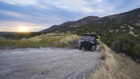 一辆 Heise Hot Springs 温泉城的全地形车，载着游客前往爱达荷州爱达荷福尔斯附近