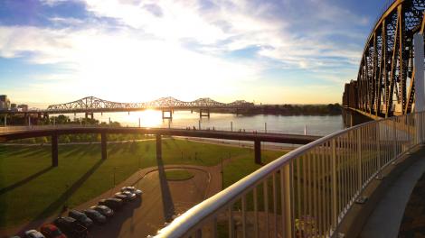 Coucher de soleil sur le Big Four Bridge, un pont piétonnier qui enjambe la rivière Ohio à Louisville, Kentucky