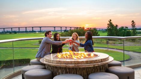 Desfrutando de bebidas ao pôr do sol em um resort em Lake Charles, Louisiana