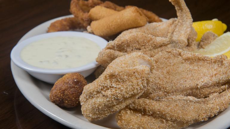 Im Dowd’s Catfish and BBQ erwarten euch rustikale Missouri-Gerichte wie gebratener Wels und Rinderbrust. 