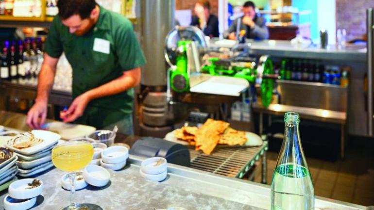 En Cured en San Antonio, disfruta una cena de carnes curadas localmente acompañadas de cerveza artesanal texana