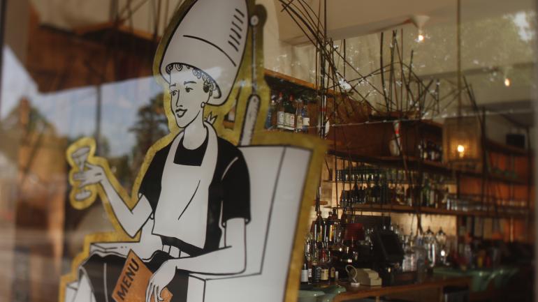 Disfruta de muchos panqueques de requesón y otras delicias para el desayuno en el elegante salón de belleza de Memphis.