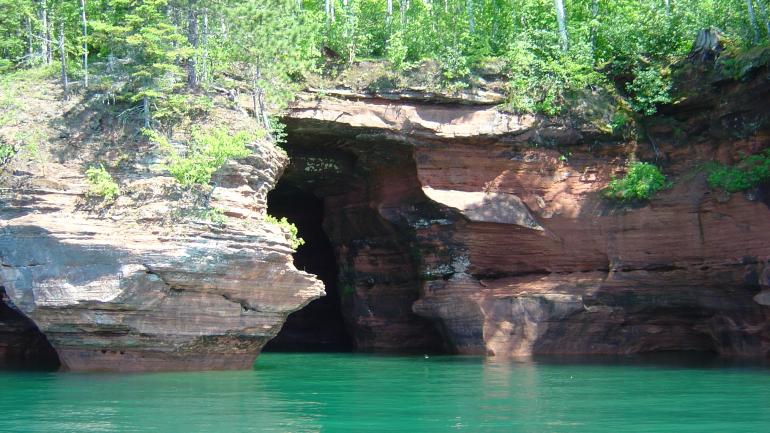 Esta cueva marina, conocida como el Garage (Garaje), está entre varias cámaras de arenisca interconectadas en las islas.