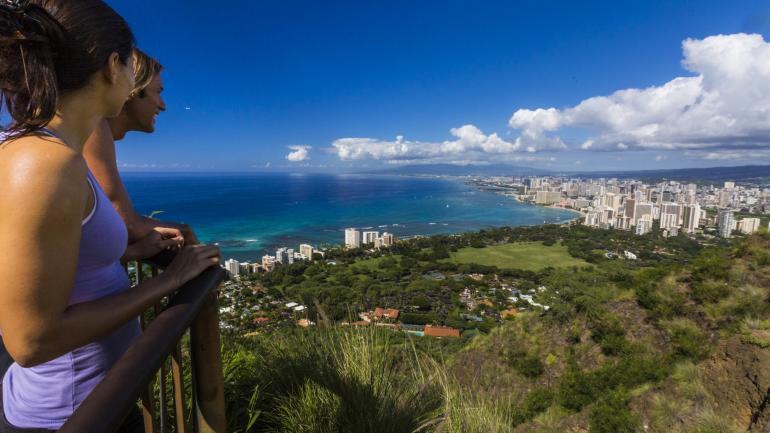 从钻石山州立纪念碑顶端欣赏威基基海滩的无敌美景