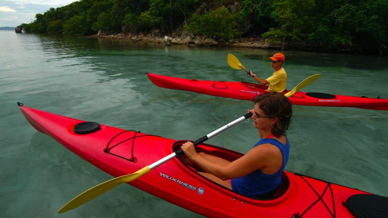 Profitez des activités aquatiques comme le kayak et la plongée sous-marine proposées à Waterlemon Cay sur St. John.
