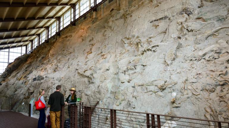 Visitantes en el Dinosaur National Monument en Utah