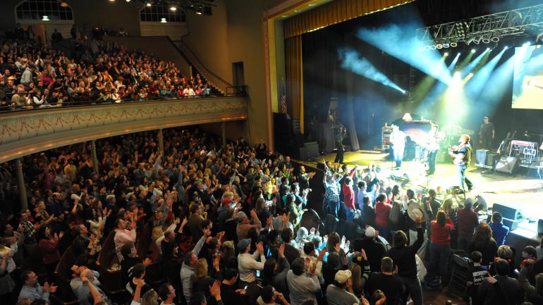 Interior del Ryman Auditorium, uno de los locales de música en vivo más antiguos y famosos de Nashville