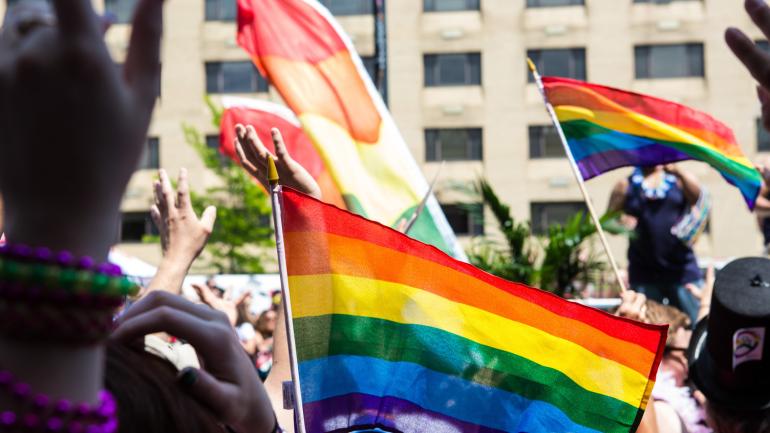 芝加哥骄傲大游行期间舞动着的彩虹旗