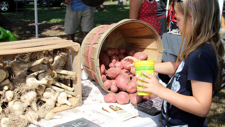 말 농장에서 열리는 라피엣 파머스 앤 아티산스 마켓의 싱싱한 농산물