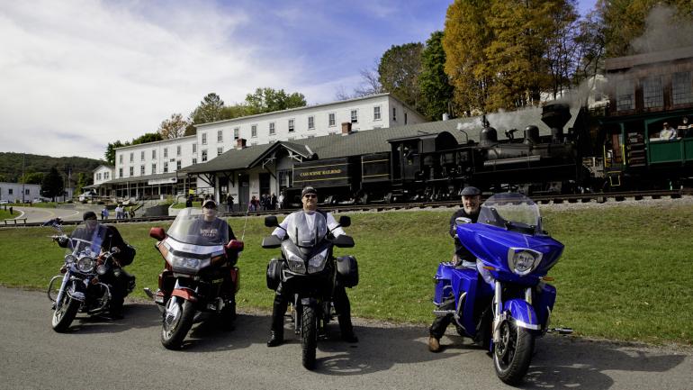 Passeio de moto durante pela Cass Scenic Railroad State Park no outono