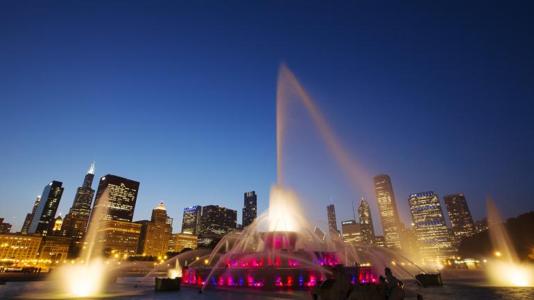 Un paisaje iluminado de la Buckingham Fountain, en el centro del Grant Park
