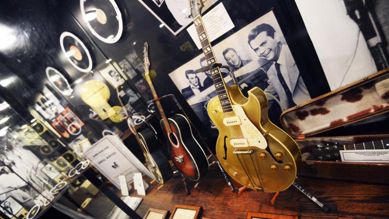 Besichtigung von Ausstellungsstücken im Sun Studio in Memphis, Tennessee
