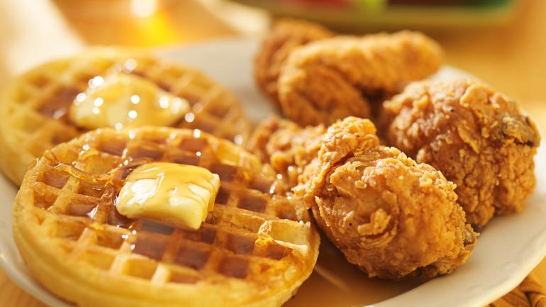 Pollo y waffles, un clásico llenador de la comida soul