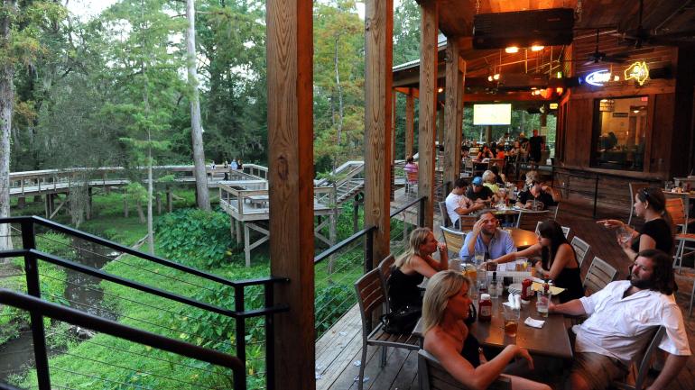 루이지애나주 코빙턴의 더 차임즈에서 즐기는 호반의 식사