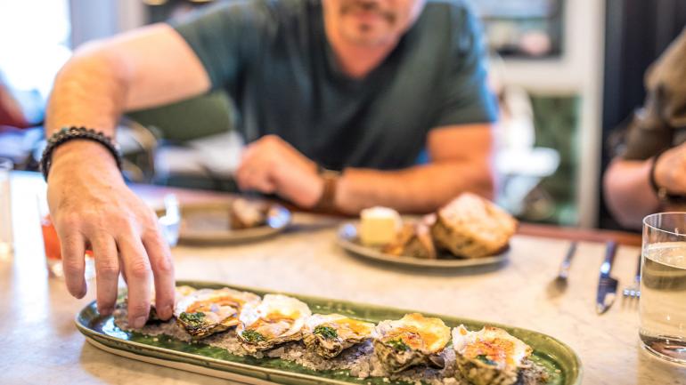 Ostras assadas no restaurante Death and Taxes, em Raleigh, Carolina do Norte