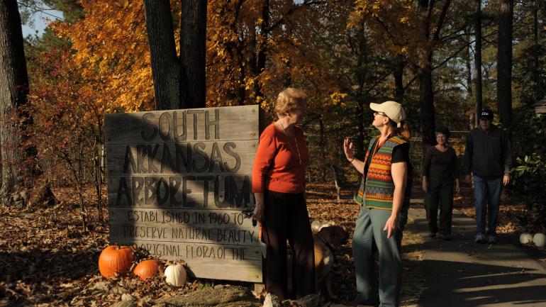 Um dia de outono no South Arkansas Arboretum State Park em El Dorado, Arkansas