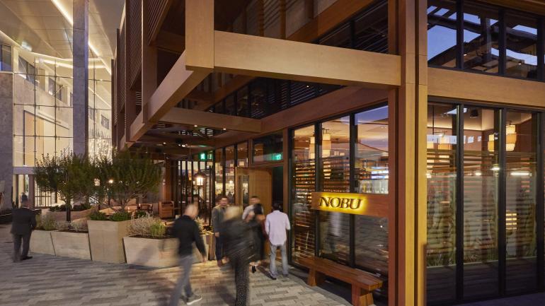 Clientes entrando a Nobu, un icónico restaurante internacional