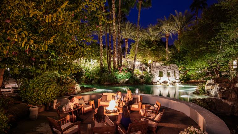 Relajándose alrededor de la fogata en un complejo de Scottsdale