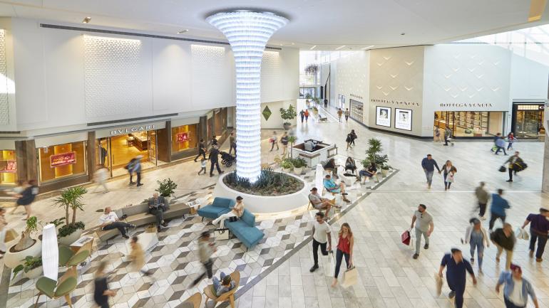 El área Crystal Court de Scottsdale Fashion Square, con marcas de lujo y mucho más