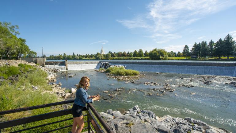 Um momento tranquilo observando o rio Snake da Idaho Falls River Walk