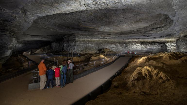Famille visitant le Mammoth Cave National Park dans le Kentucky