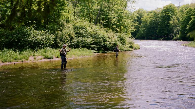 뉴욕주 캐츠킬 산맥의 계곡에서 즐기는 플라이 낚시