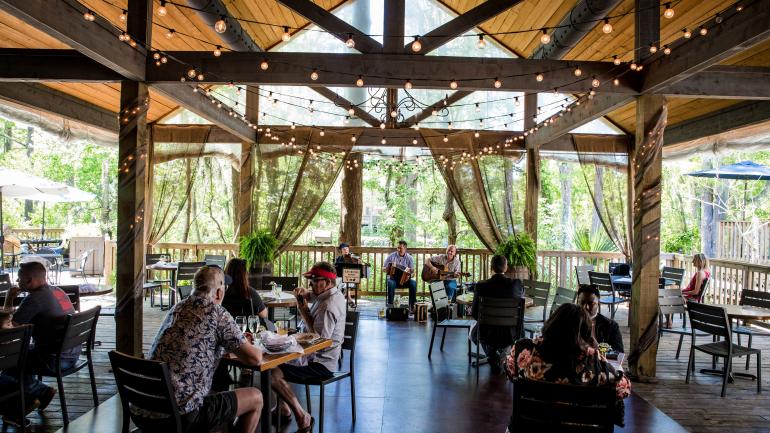 スライデルのパルメットス・オン・ザ・バイユーで、ライブミュージックとバイユーボンフーカの眺めをお楽しみください