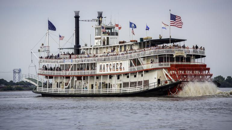 미시시피강을 가로지르는 스팀보트 나체즈