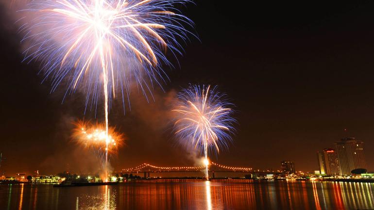 미시시피강 위에 펼쳐지는 새해 불꽃놀이