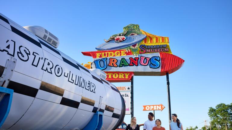 Uranus Fudge Factory and Museum 工厂及博物馆入口标志