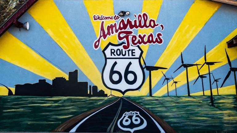 Uno de los murales vibrantes de Amarillo, ubicado en el Texas Route 66 Visitor Center