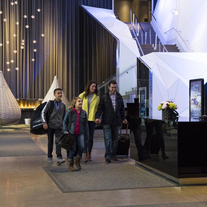 在美国商城丽笙酒店办理入住手续